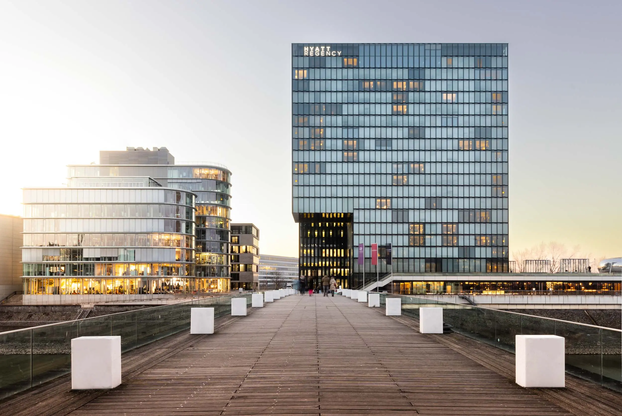Moderne Hotel-Glasfassade aus Glas und Stahl