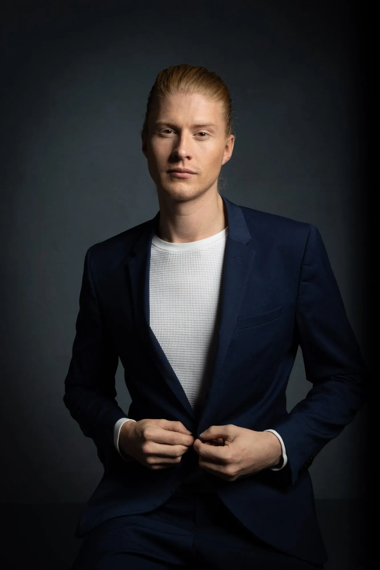 Businessporträt eines Mannes im Anzug im Studio