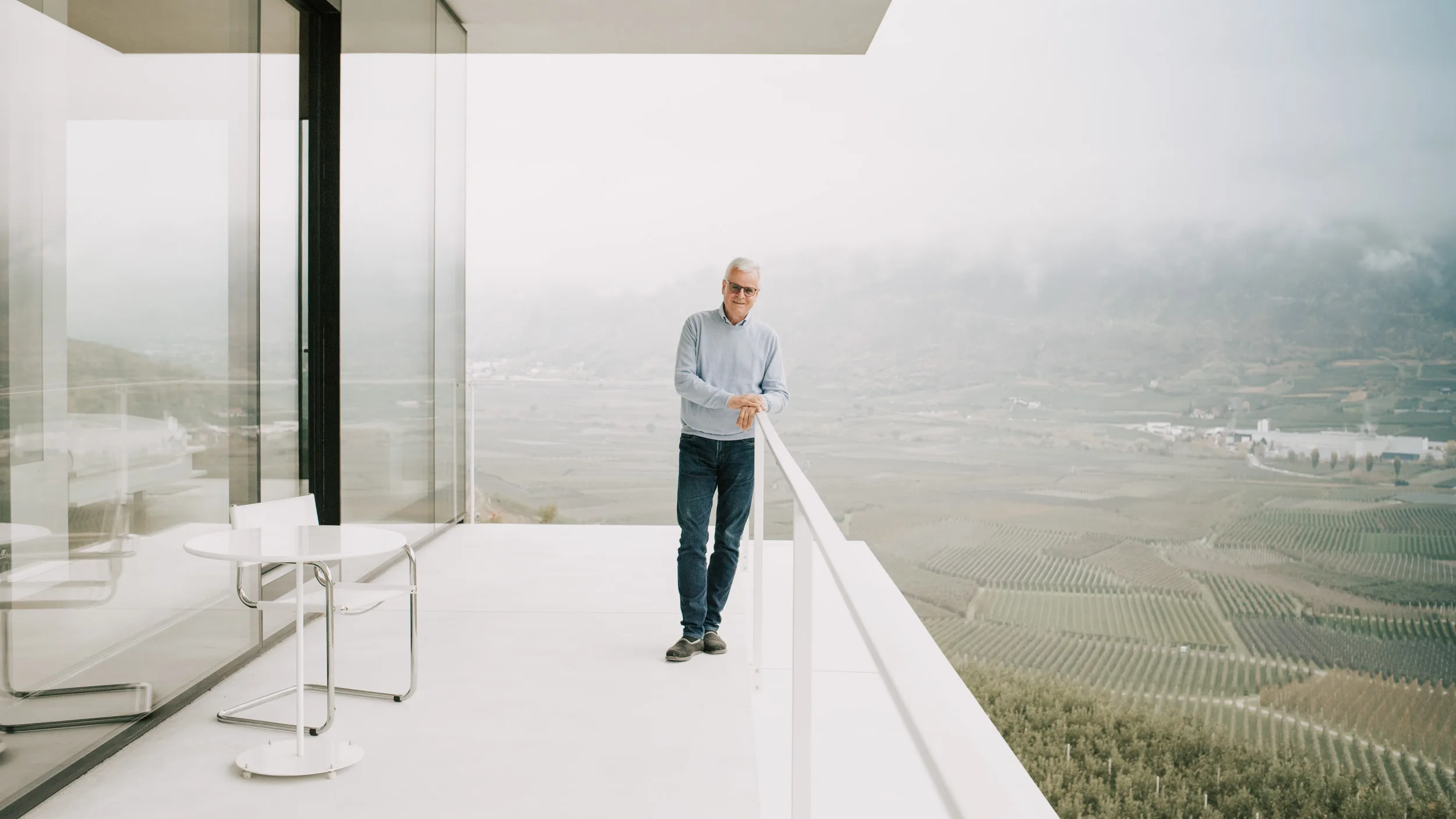 Businessporträt auf einer Terrasse mit Blick über die Weinberge
