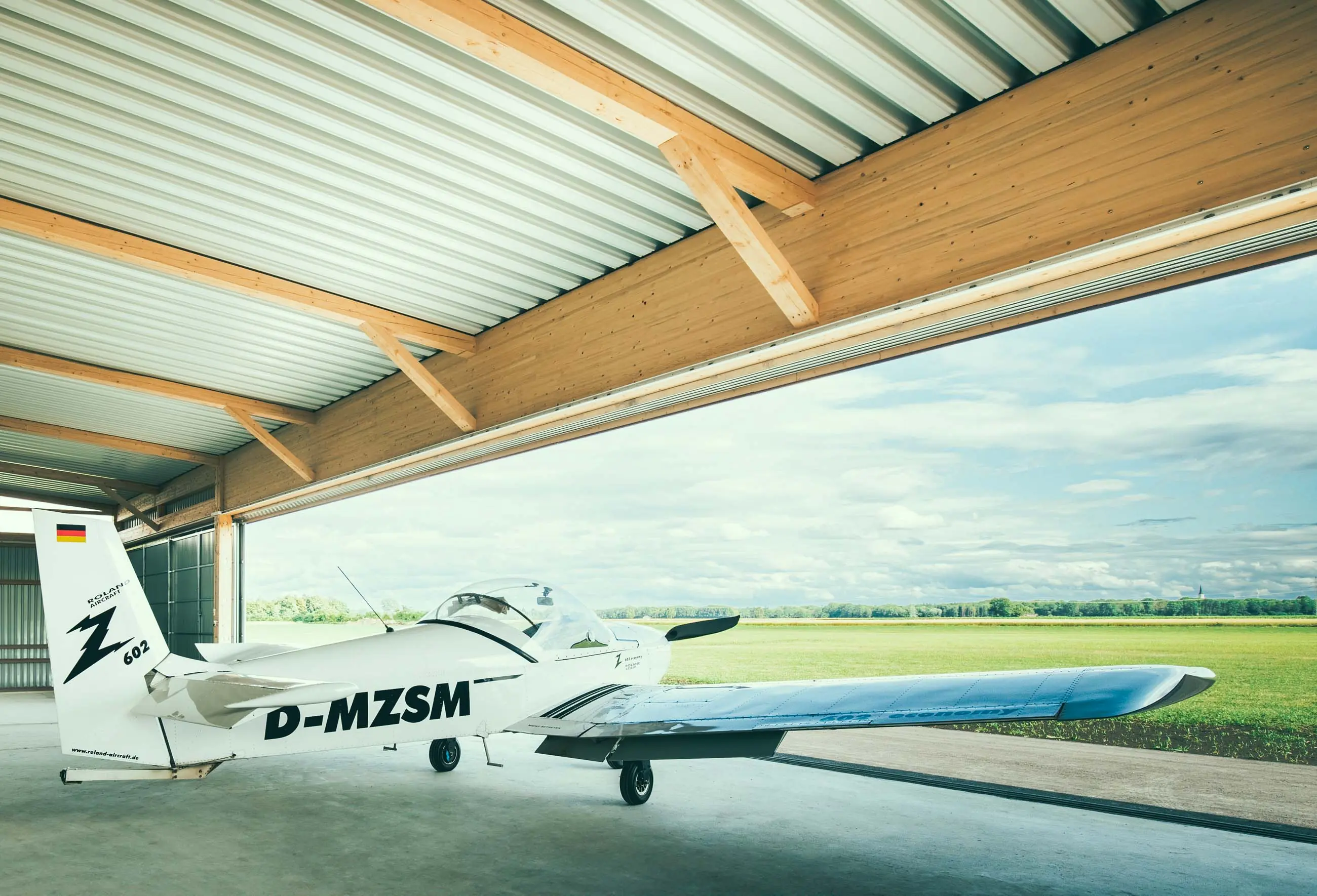 Großer Hallenbau / Hangar in Stahlkonstruktion