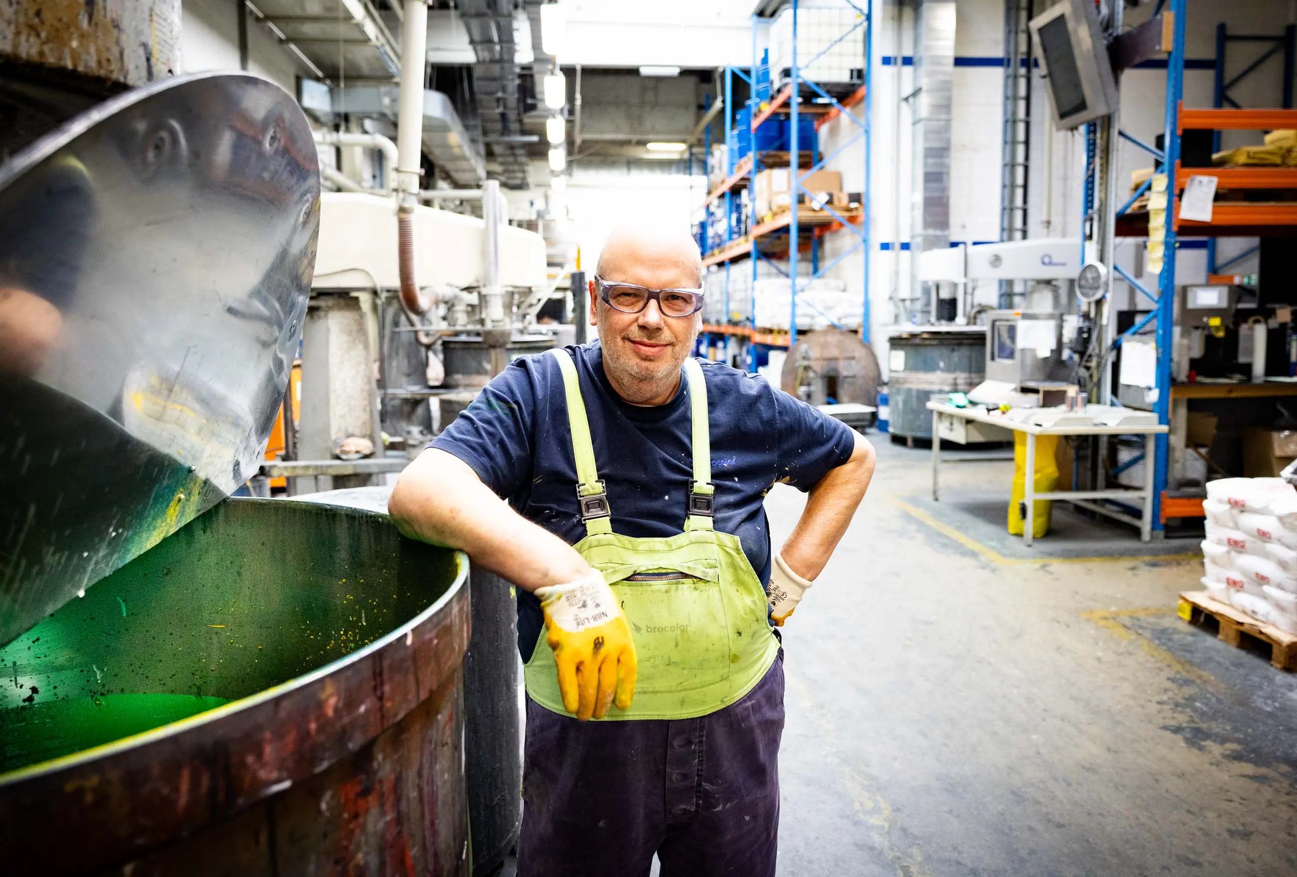 Mitarbeiter bei der Arbeit in der Farb- und Lackproduktion