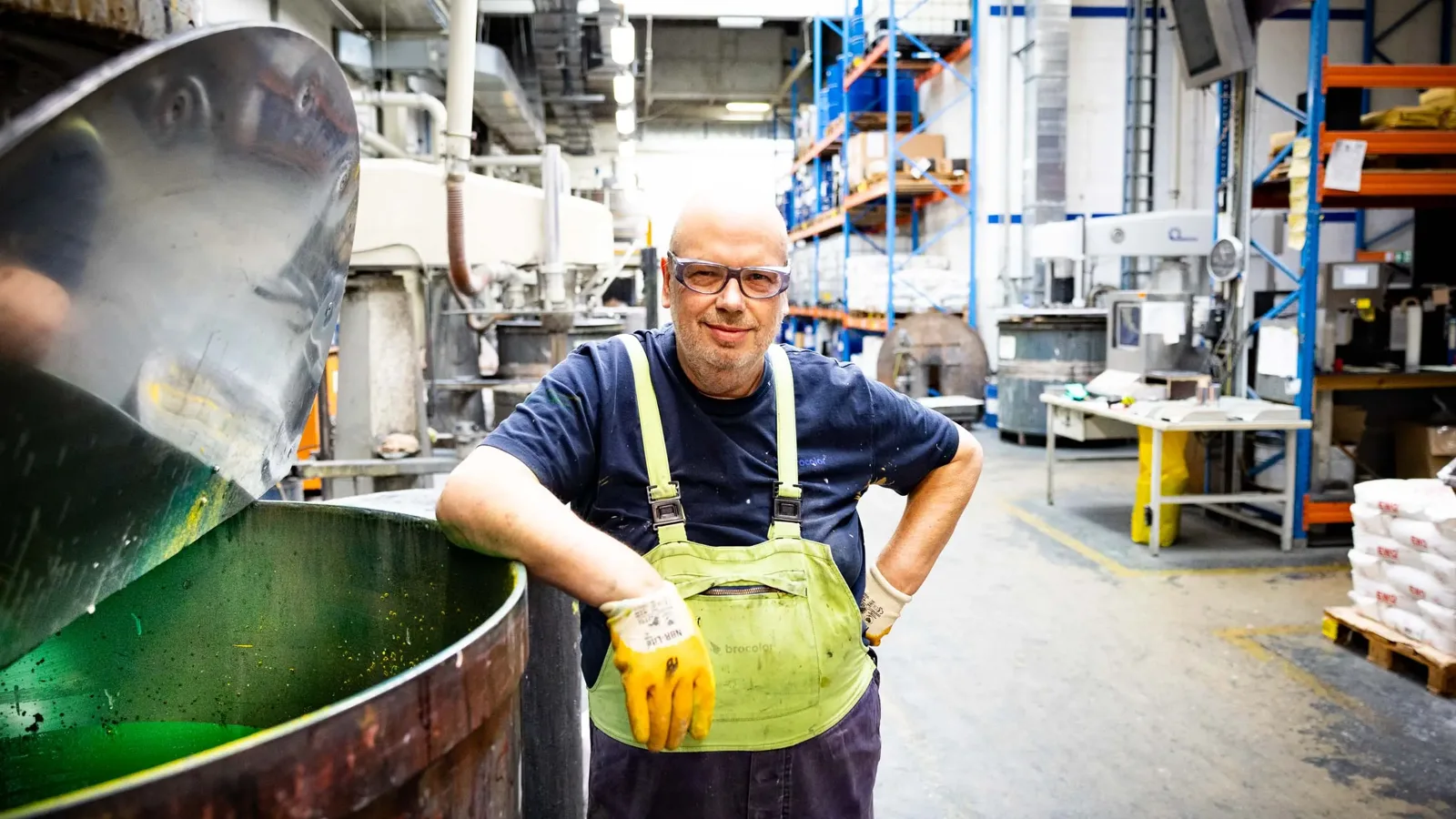 Mitarbeiter in der Farbproduktion – Industriereportage von tenfield. mediendesign