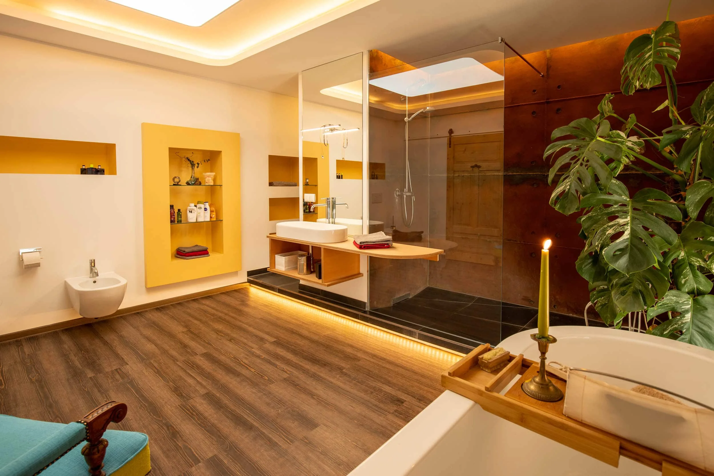 Hochwertiges Badezimmer mit freistehender Wanne, begehbarer Glasdusche und indirekter Beleuchtung