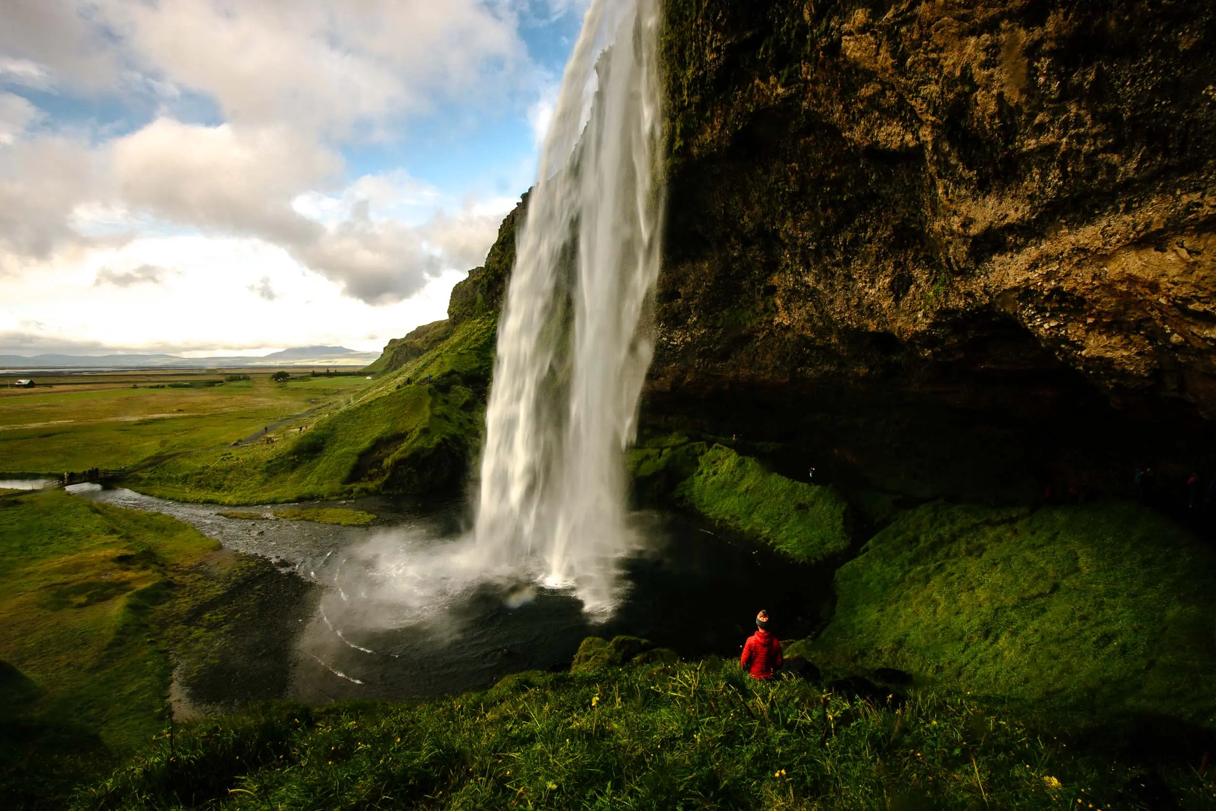 Der Wasserfall Seljalandsfoss auf Island stürzt über eine Felskante