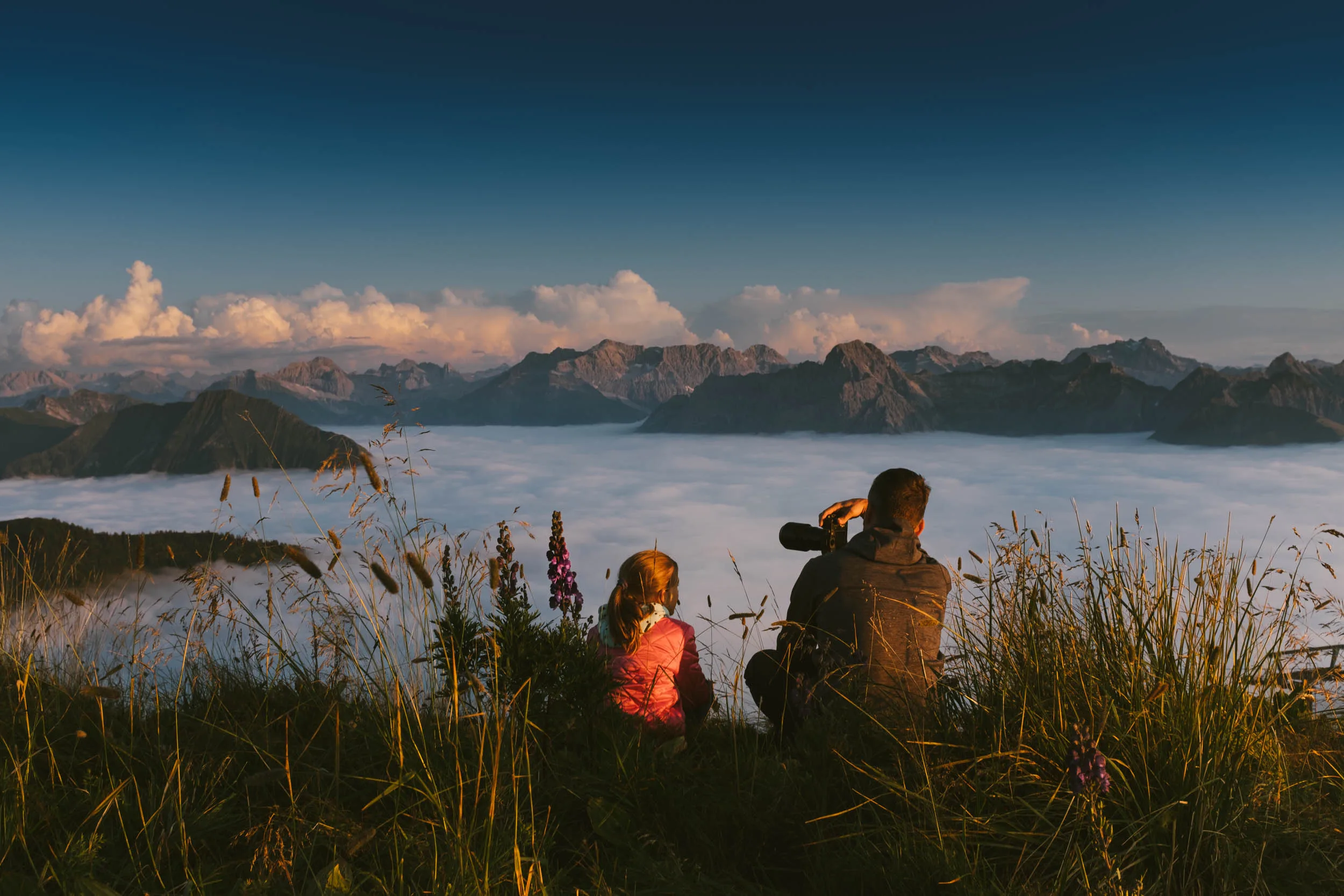 Weites Wolkenmeer mit herausragenden Berggipfeln und Alpenpanorama