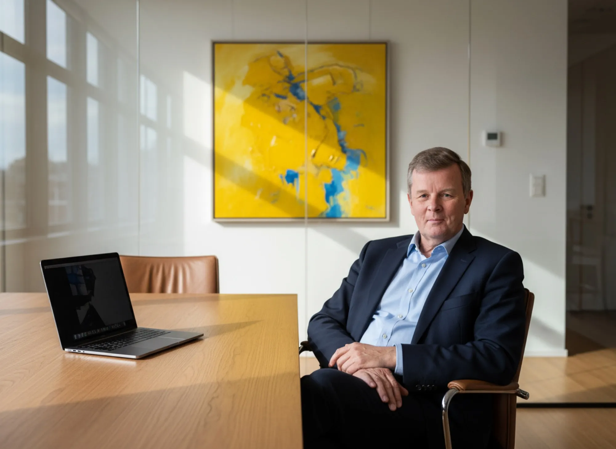 Entspanntes Business-Porträt eines Geschäftsmannes