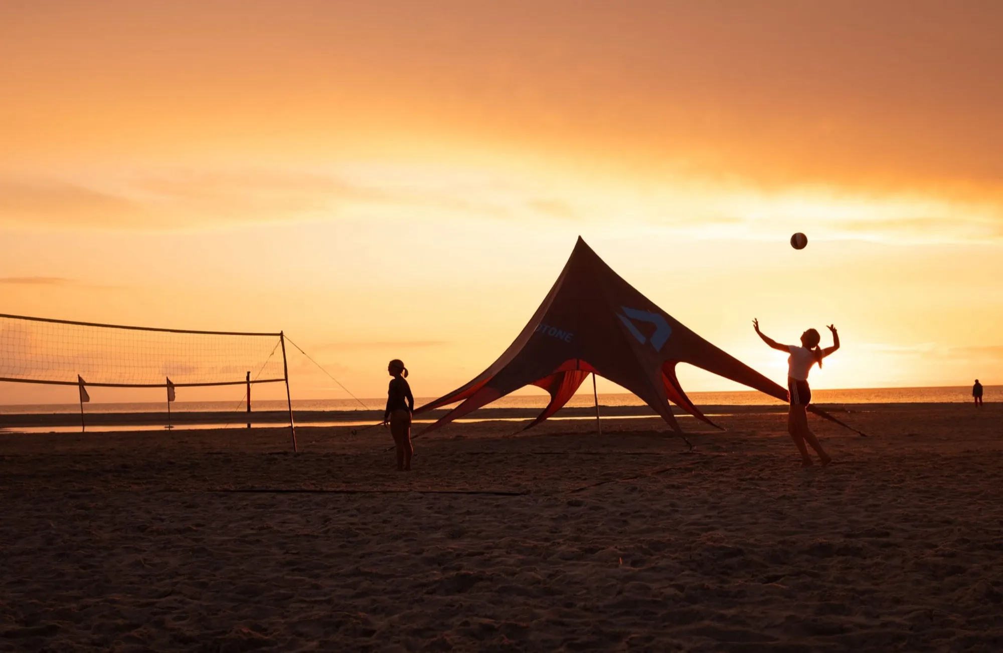 Beachvolleyball am Strand von St. Peter-Ording bei Sonnenuntergang